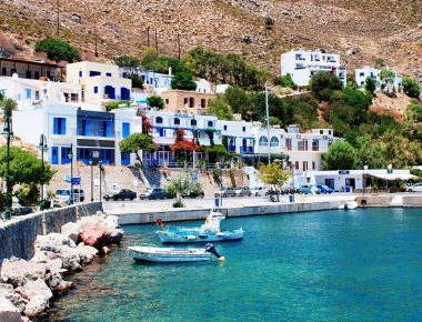Πετρέλαιο στο λιμάνι της Τήλου κατά τον καθαρισμό πλοίου με σεντινόνερο